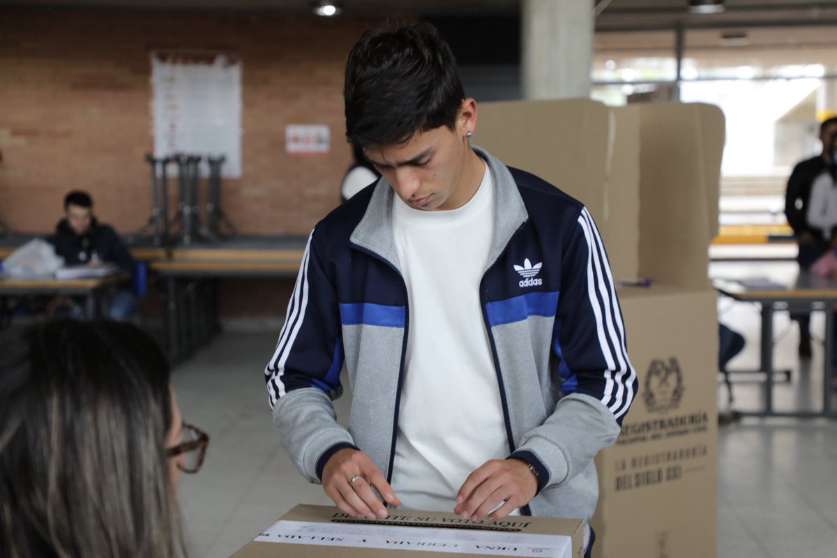 #EleccionesColombia2022 | Desplegamos la misión de #ObservaciónElectoral 🔍 por los diferentes puntos de votación de #Bogotá verificando el normal desarrollo de la jornada, implementación de la autenticación biométrica y mecanismos de transparencia.