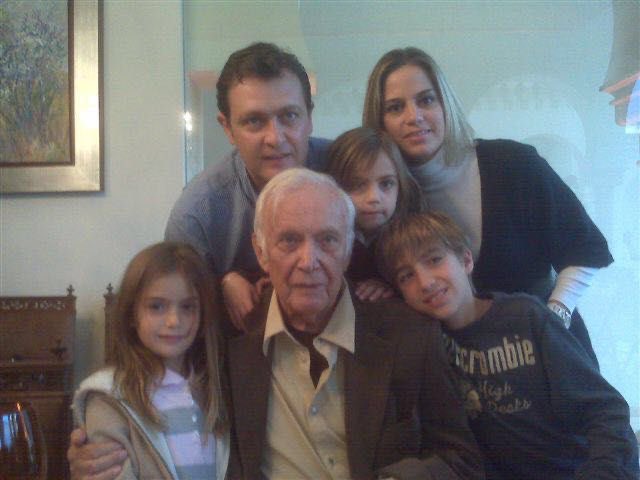 Como decía mi papá: ser hijo es maravilloso, pero ser padre es una dicha. 

¡Feliz día, papás!