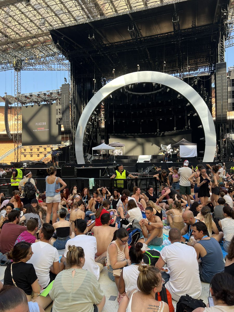 memedesima7's tweet photo. Io sono qua.. e già piango. 💙
#MarcoNegliStadi @mengonimarco https://t.co/27yowhKEpy