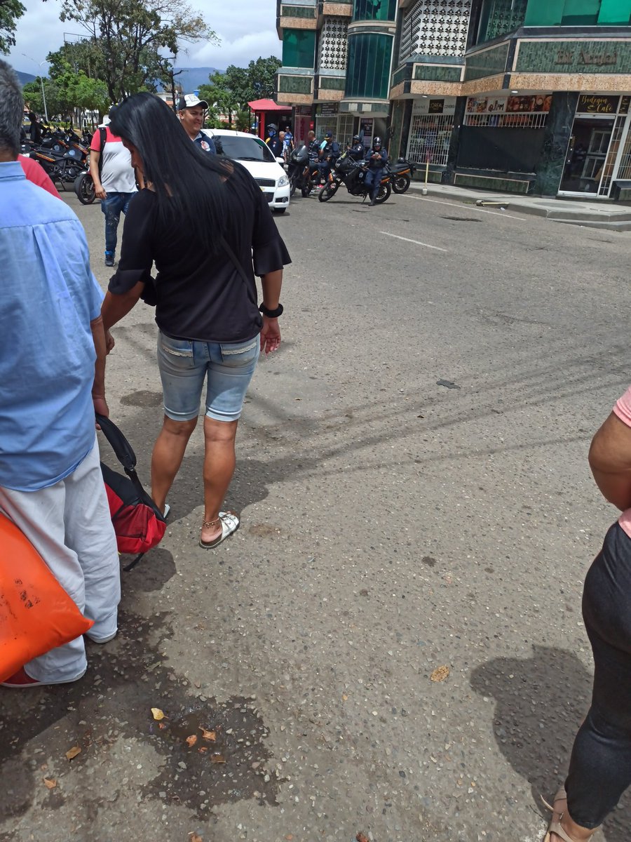 antesbu's tweet photo. #19Junio el chavismo entrometiéndose en asuntos de otros países, intimidando y aislando a la #Fronterade San Antonio del Táchira y Ureña, desde Capacho no hay paso y San Antonio full de policías y militares, impidiendo el derecho al libre tránsito #ChavismoLaPesteDelSigloXXI https://t.co/epCilKzPUV