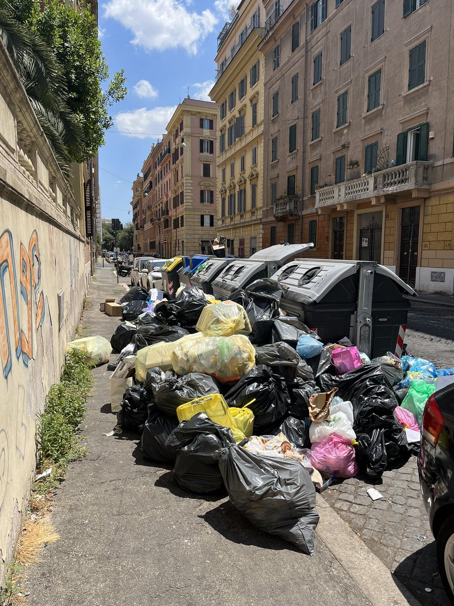 fradicola's tweet photo. Qui Roma, a un passo dal #vaticano . Così da ieri (in realtà sempre). Gran servizio a chi ci vive e al turismo per ciò che chi viene fotografa e racconta. @Roma #ama (se ce la fai) https://t.co/R4ZTe2YB46