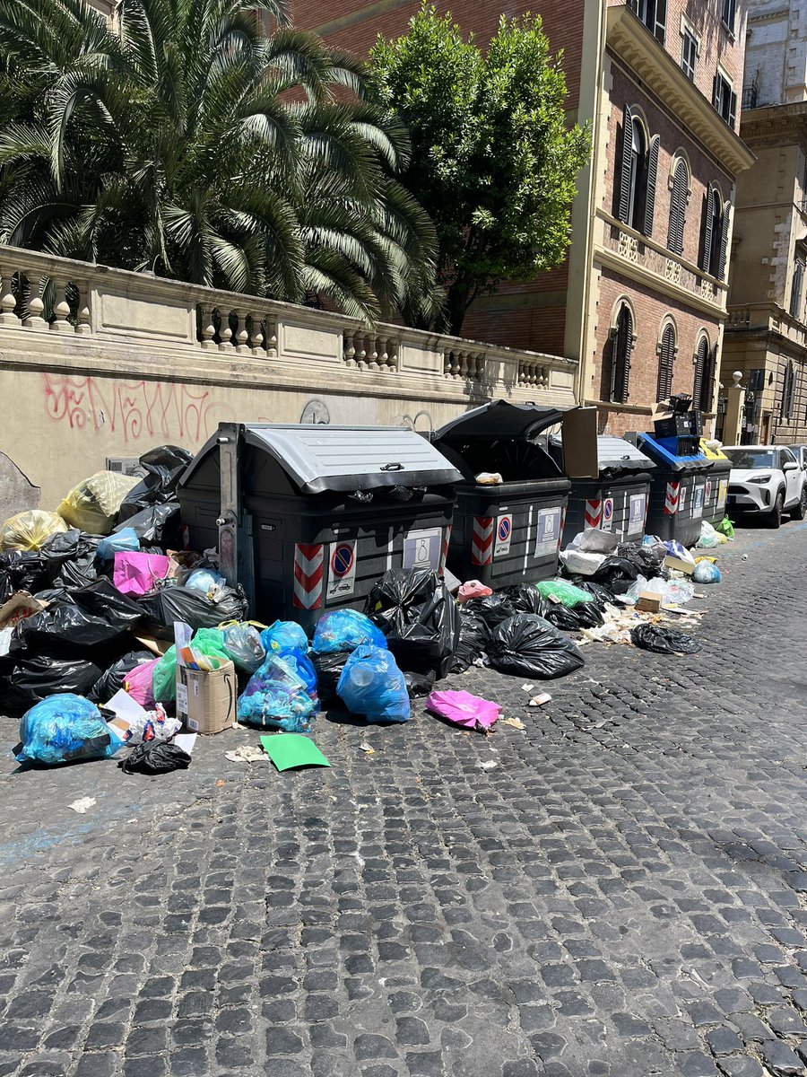 fradicola's tweet photo. Qui Roma, a un passo dal #vaticano . Così da ieri (in realtà sempre). Gran servizio a chi ci vive e al turismo per ciò che chi viene fotografa e racconta. @Roma #ama (se ce la fai) https://t.co/R4ZTe2YB46