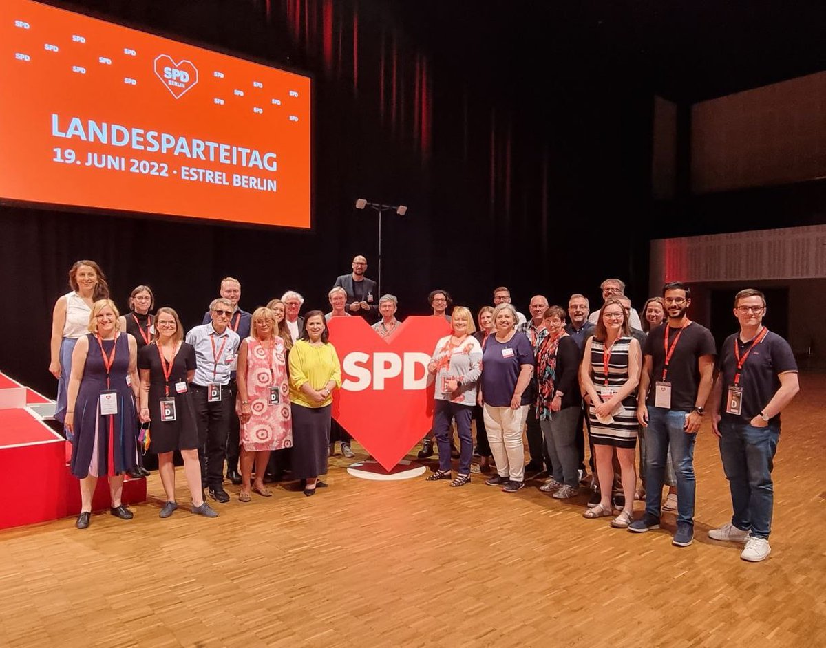 Herzenssache Berlin: Die (fast vollständige) Delegation der SPD Tempelhof-Schöneberg auf dem Landesparteitag der SPD Berlin.
<a href="/LarsRauchfu/">Lars Rauchfuß</a>
<a href="/wiebken1/">Wiebke Neumann</a>
<a href="/MKhnemann/">Melanie Kühnemann-Grunow</a>
@_MichaelBiel_
<a href="/MarijkeHppner/">Marijke Höppner</a>
@swobodzinski2
#SPD #lpt22 #Berlin
