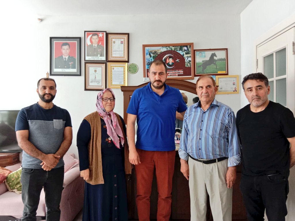 tbuygun1's tweet photo. 📍ESENYURT 

Şehit Piyade Üsteğmen Emre Ercan 'ın Babası Nurettin Ercan ' a Babalar Günü Vesilesiyle Ziyarette Bulunduk .

Cumhurbaşkanımız Sayın @RTErdogan ' ın Selamlarını İlettik. 

@erkankandemir @osmannnurika @GiyaseddinGergn @ahmetkaan79 https://t.co/u6IpM8krE1