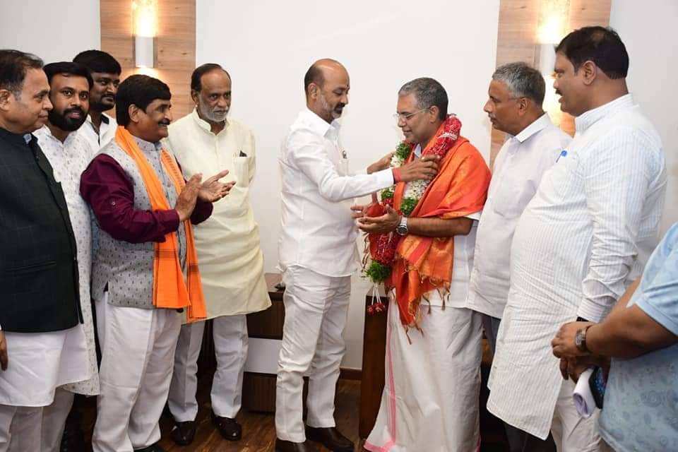 bandisanjay_bjp's tweet photo. Delighted to meet Central Hajj Committee chairman Shri @a_abdullakutty garu at @BJP4Telangana office today.  
BJP National Secretary Shri @MenonArvindBJP ji, OBC Morcha National President,MP Shri @drlaxmanbjp garu,Minority Morcha State Prez Shri AfsarPasha garu were also present. https://t.co/iedH9mIneP