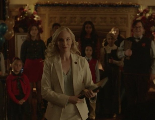 ellyxshwt's tweet photo. a diferença de cores no estilo da caroline em the originals e em legacies: https://t.co/PT0xfJsEHn