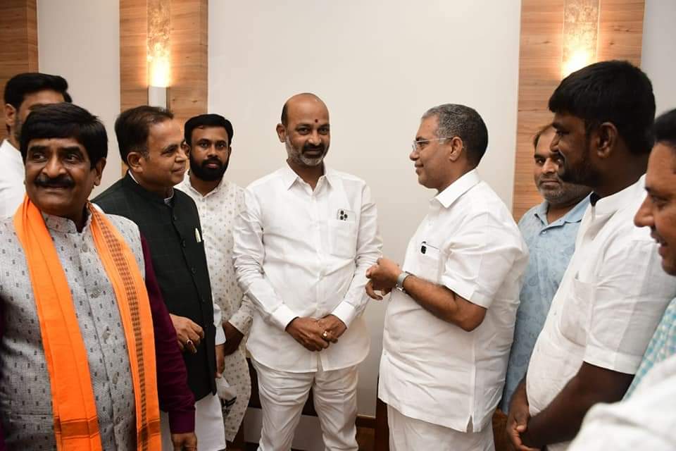 bandisanjay_bjp's tweet photo. Delighted to meet Central Hajj Committee chairman Shri @a_abdullakutty garu at @BJP4Telangana office today.  
BJP National Secretary Shri @MenonArvindBJP ji, OBC Morcha National President,MP Shri @drlaxmanbjp garu,Minority Morcha State Prez Shri AfsarPasha garu were also present. https://t.co/iedH9mIneP