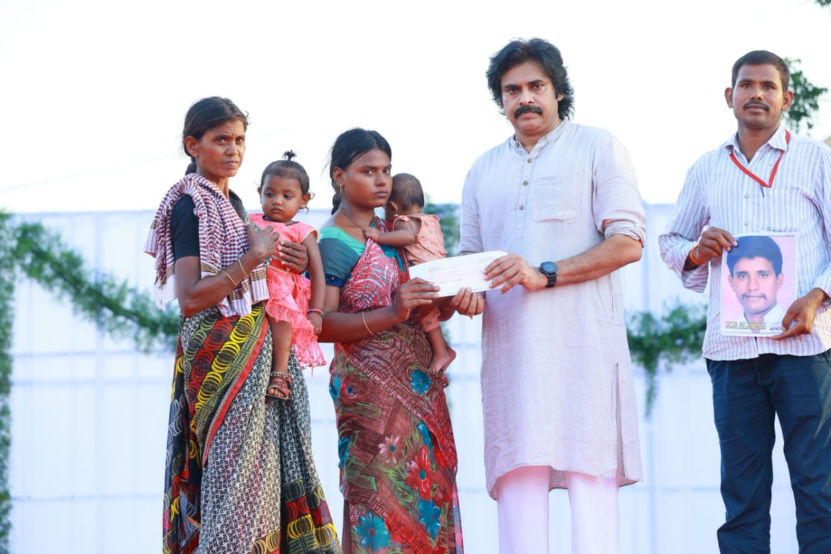 JanaSenaParty's tweet photo. ఉమ్మడి ప్రకాశం జిల్లాల్లో జనసేన పార్టీ అధ్యక్షులు శ్రీ @PawanKalyan గారి కౌలు రైతు భరోసా యాత్ర.

#JanaSenaRythuBharosaYatra

Full Album Link: https://t.co/PcGZOdGCo3 https://t.co/W01jzdaPJ7