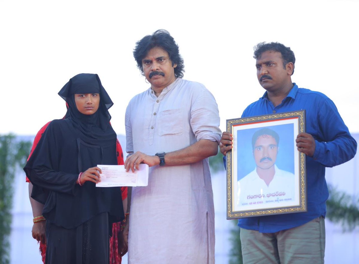 JanaSenaParty's tweet photo. ఉమ్మడి ప్రకాశం జిల్లాల్లో జనసేన పార్టీ అధ్యక్షులు శ్రీ @PawanKalyan గారి కౌలు రైతు భరోసా యాత్ర.

#JanaSenaRythuBharosaYatra

Full Album Link: https://t.co/PcGZOdGCo3 https://t.co/W01jzdaPJ7