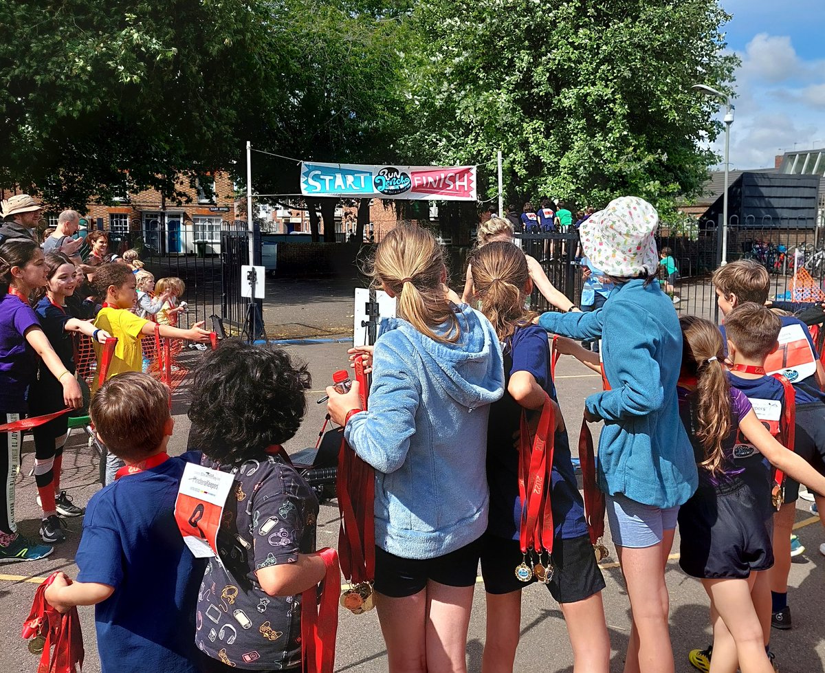 cllrsusanbrown's tweet photo. Well done to all the participants at #RunJericho today! Particularly the dinosaurs. Hats off to anyone running in that! https://t.co/pBuFVeNQF0
