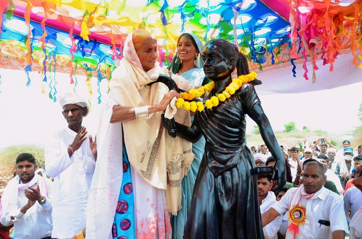roat_mla's tweet photo. आज दिनांक 19.06.2022 को चौरासी विधानसभा क्षेत्र में गैंजी घाटा पर भील वीरांगना काली बाई कलासुआ की मूर्ति अनावरण व विधानसभा क्षेत्र चौरासी के प्रतिभाशाली व वरिष्ठजनों का सम्मान समारोह संपन हुआ। https://t.co/hwt2xIGiVg