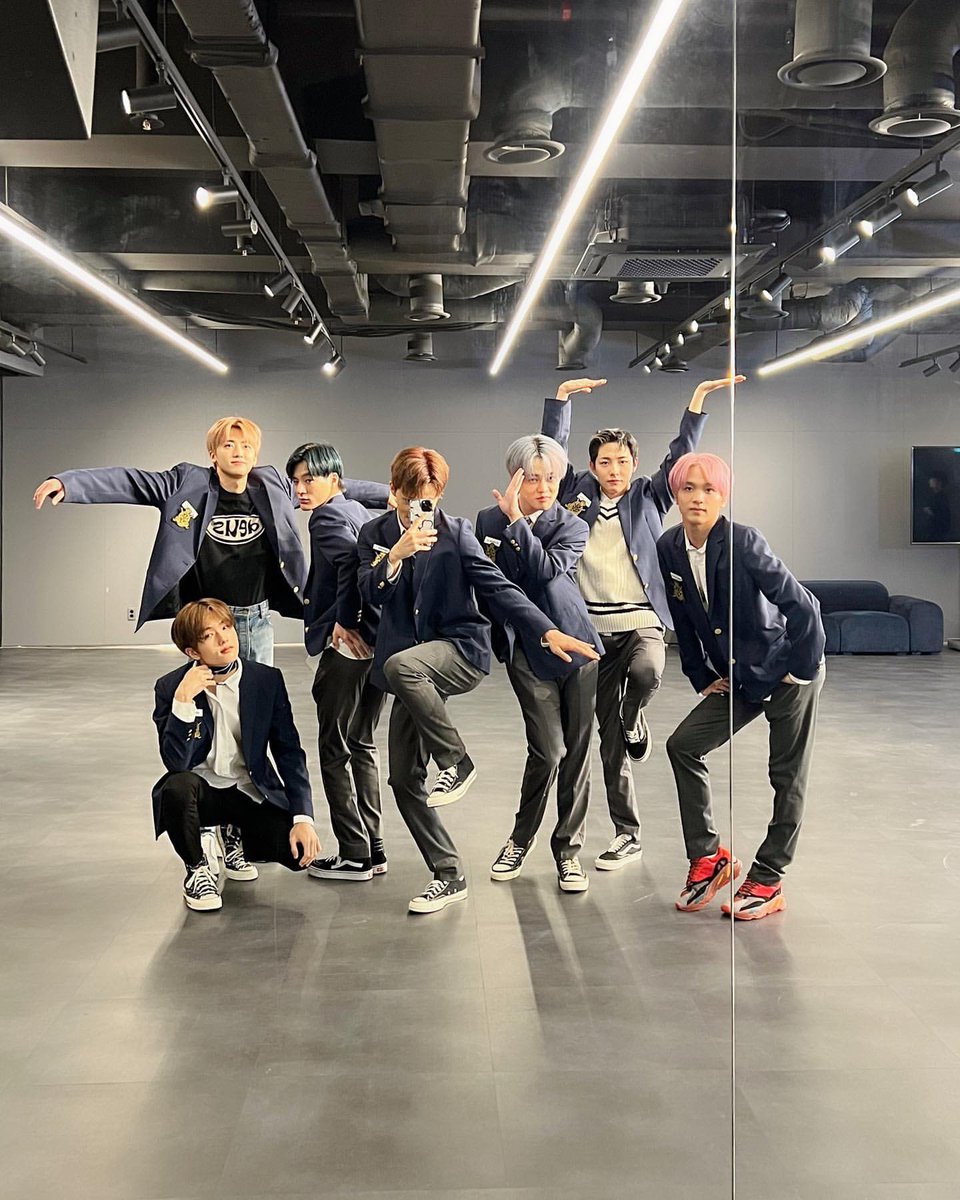 renjeonah's tweet photo. NCT DREAM IN SCHOOL UNIFORMS!!!! 🥺😭😭 https://t.co/7VyGI7ZmeT