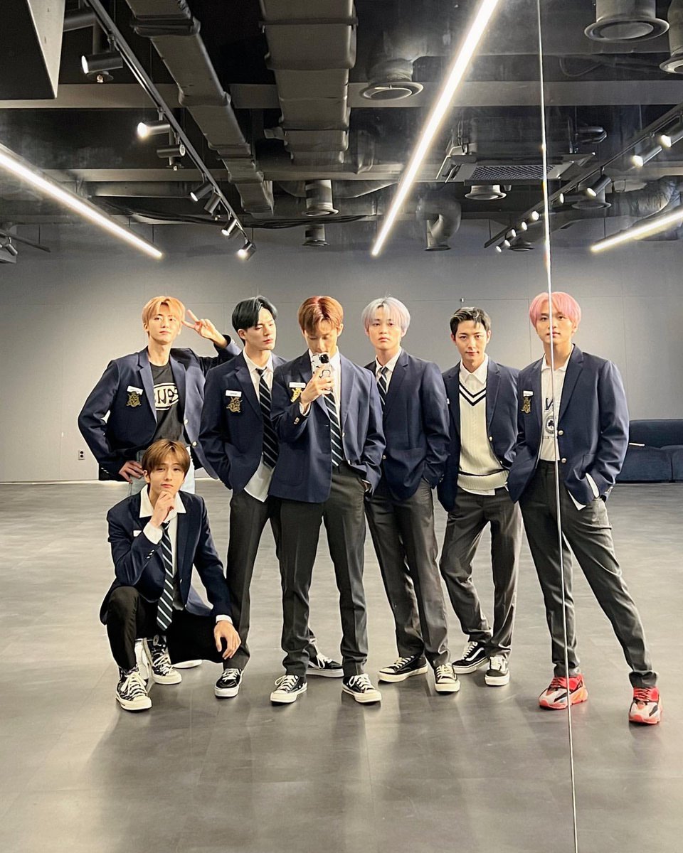 renjeonah's tweet photo. NCT DREAM IN SCHOOL UNIFORMS!!!! 🥺😭😭 https://t.co/7VyGI7ZmeT
