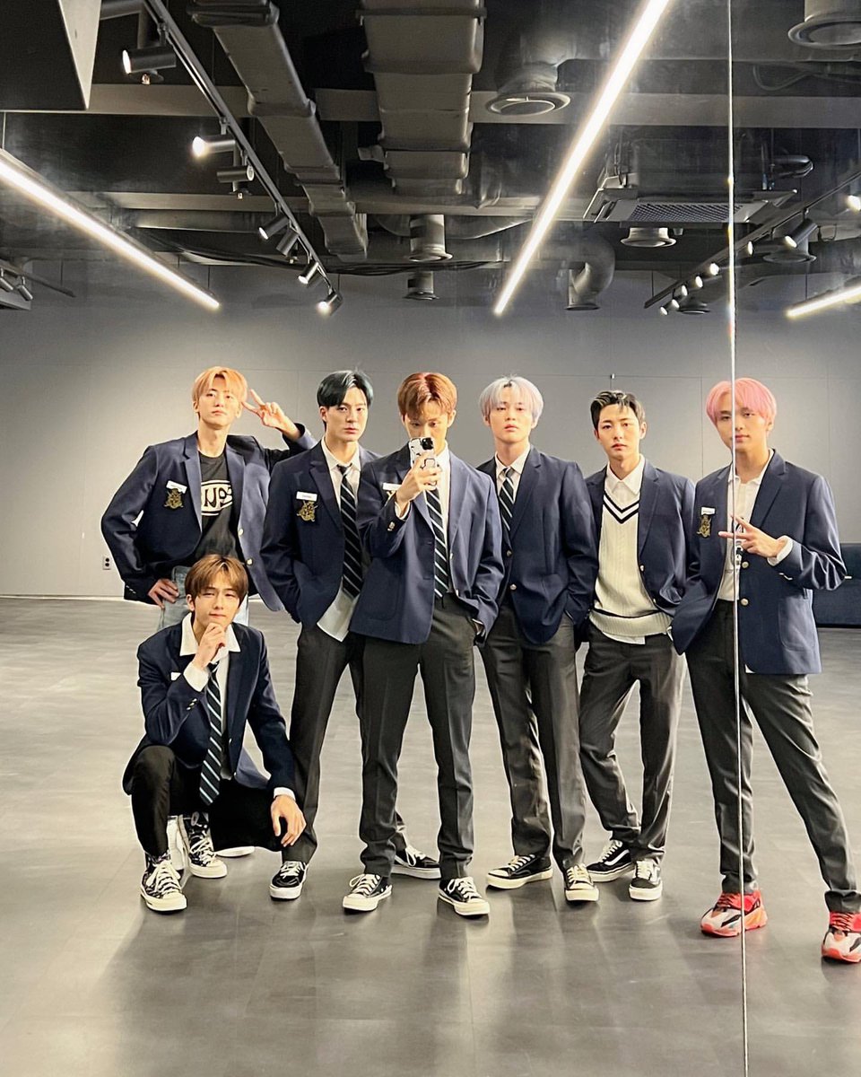 renjeonah's tweet photo. NCT DREAM IN SCHOOL UNIFORMS!!!! 🥺😭😭 https://t.co/7VyGI7ZmeT