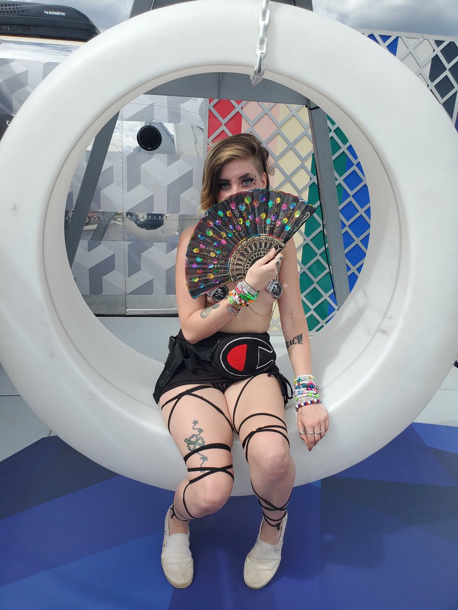 purelypixie777's tweet photo. I fucking love it here https://t.co/qUpiCx930I