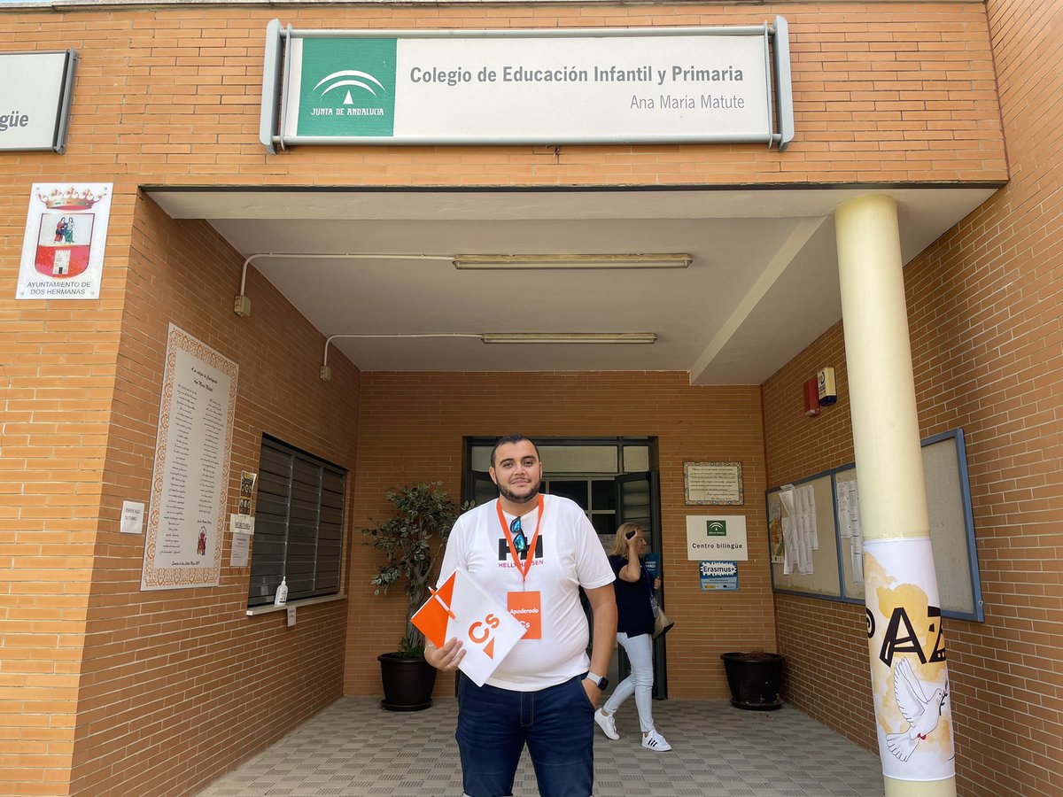 CsDosHermanas's tweet photo. Miembros de nuestra agrupación apoyando en este importante día #19J enorme equipo!!! 👏👏 #ApoderadosCs #EleccionesAndalucia2022  💚 https://t.co/Fz7poOnmEe