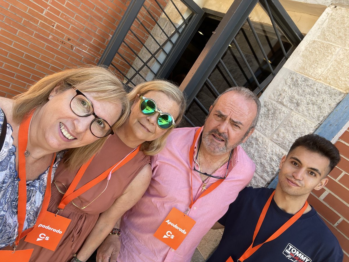 CsDosHermanas's tweet photo. Miembros de nuestra agrupación apoyando en este importante día #19J enorme equipo!!! 👏👏 #ApoderadosCs #EleccionesAndalucia2022  💚 https://t.co/Fz7poOnmEe