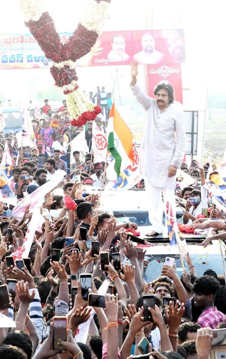 JanaSenaParty's tweet photo. ఉమ్మడి ప్రకాశం జిల్లాల్లో జనసేన కౌలు రైతు భరోసా యాత్ర పర్చూరు రచ్చబండ కార్యక్రమంలో జనసేన అధ్యక్షులు శ్రీ @PawanKalyan గారు

#JanaSenaRythuBharosaYatra

Full Album Link: https://t.co/PcGZOdp0Zt https://t.co/dgoeoplLgS