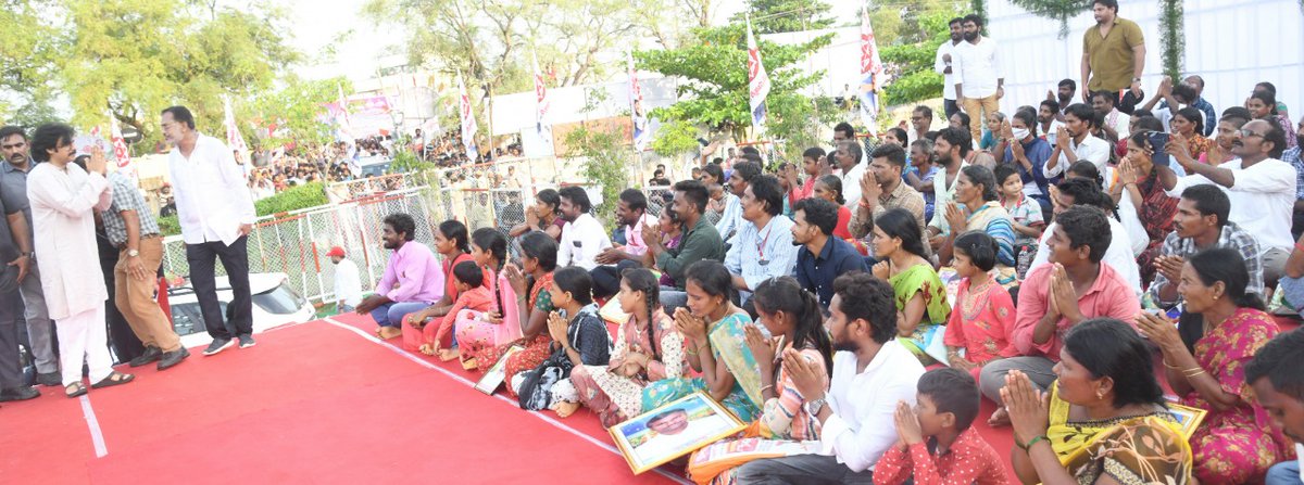 JanaSenaParty's tweet photo. ఉమ్మడి ప్రకాశం జిల్లాల్లో జనసేన కౌలు రైతు భరోసా యాత్ర పర్చూరు రచ్చబండ కార్యక్రమంలో జనసేన అధ్యక్షులు శ్రీ @PawanKalyan గారు

#JanaSenaRythuBharosaYatra

Full Album Link: https://t.co/PcGZOdp0Zt https://t.co/dgoeoplLgS