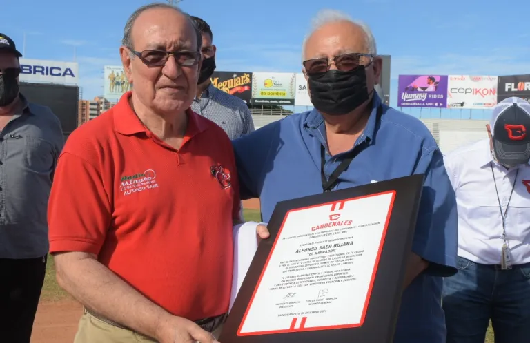 IgnacioSerrano's tweet photo. Alfonso Saer será inmortal en el Salón de la Fama del Deporte Larense. Primera vez que un periodista será honrado en ese pabellón. Y no podía ser otro que don @alfonsosaer, referencia fundamental de la narración, de @CardenalesDice y de la #LVBP. La nota: https://t.co/QM11QvouRS https://t.co/XuhFxv62v7