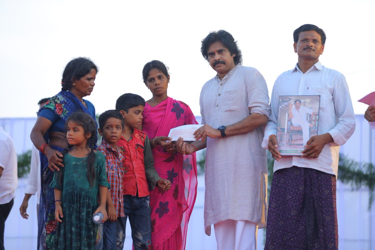 JanaSenaParty's tweet photo. ఉమ్మడి ప్రకాశం జిల్లాల్లో జనసేన కౌలు రైతు భరోసా యాత్ర, పర్చూరు రచ్చబండ కార్యక్రమంలో జనసేన అధ్యక్షులు శ్రీ @PawanKalyan గారు

#JanaSenaRythuBharosaYatra

Full Album Link: https://t.co/PcGZOdHadB https://t.co/Wfrlh7en5R