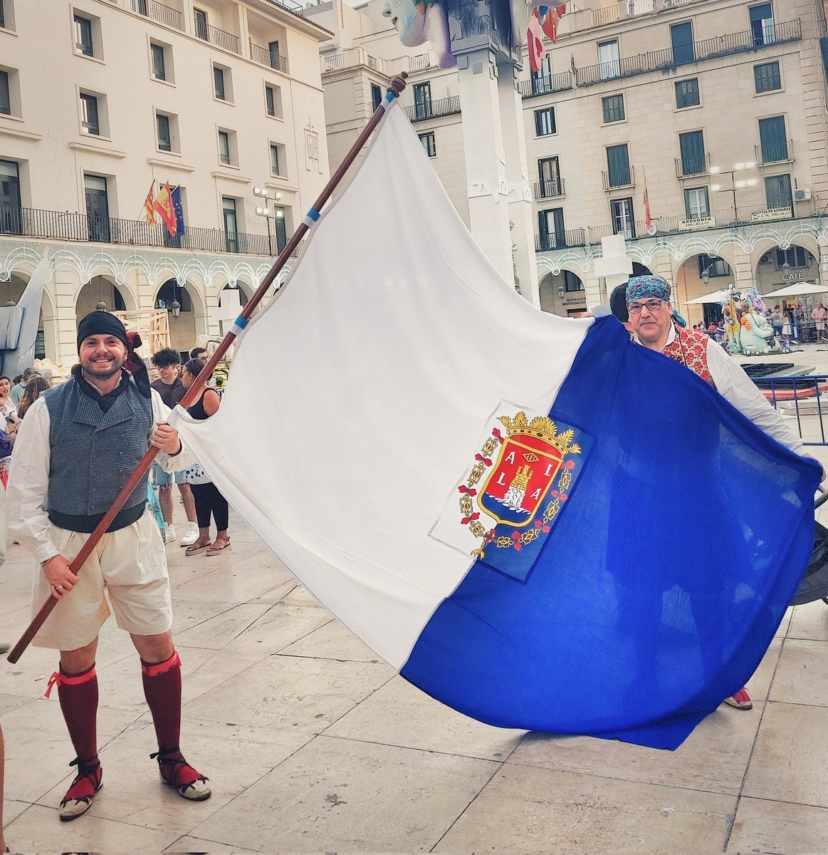 Ra_Mas's tweet photo. Alacantí. Fill de barranquers, foguerer, enamorat de la meua ciutat, de la seua gent i les seues festes. 

Tornen les #Fogueres22 i no puc deixar de pensar en tot el que hem passat per arribar fins ací. 

Bones Fogueres a totes i que visca la nostra Alacant!! 💙🤍 https://t.co/xYMqxIzRYj