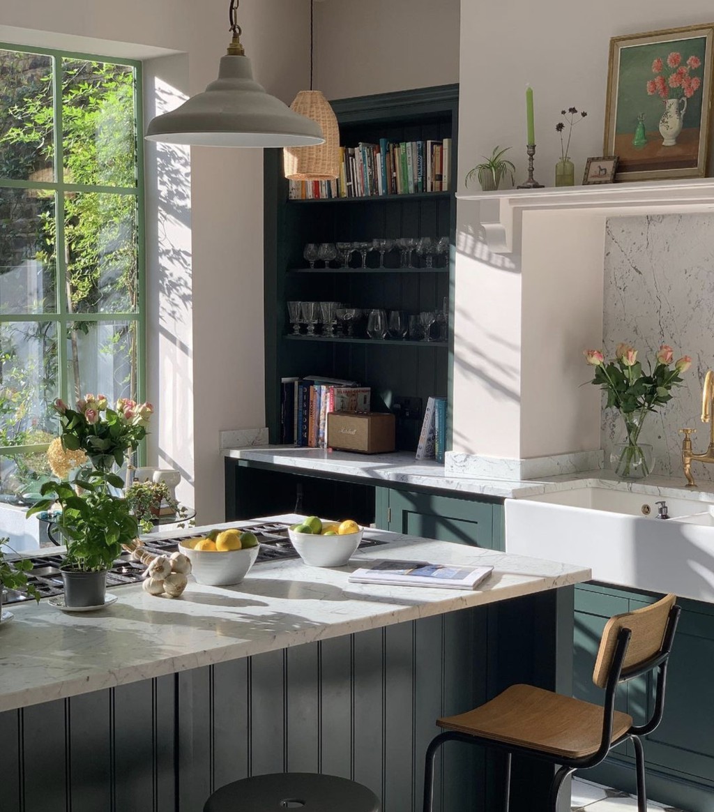 dvdInteriorDsn's tweet photo. The comforting palette of neutrals along with the green of October Mist offers a grounded, natural, stable color that is earthy.
Read more 👉 https://t.co/wHTM7h5q5f
#coloroftheyear2022 #octobermist #paintcolorforkitchen https://t.co/Zth9sklzCG