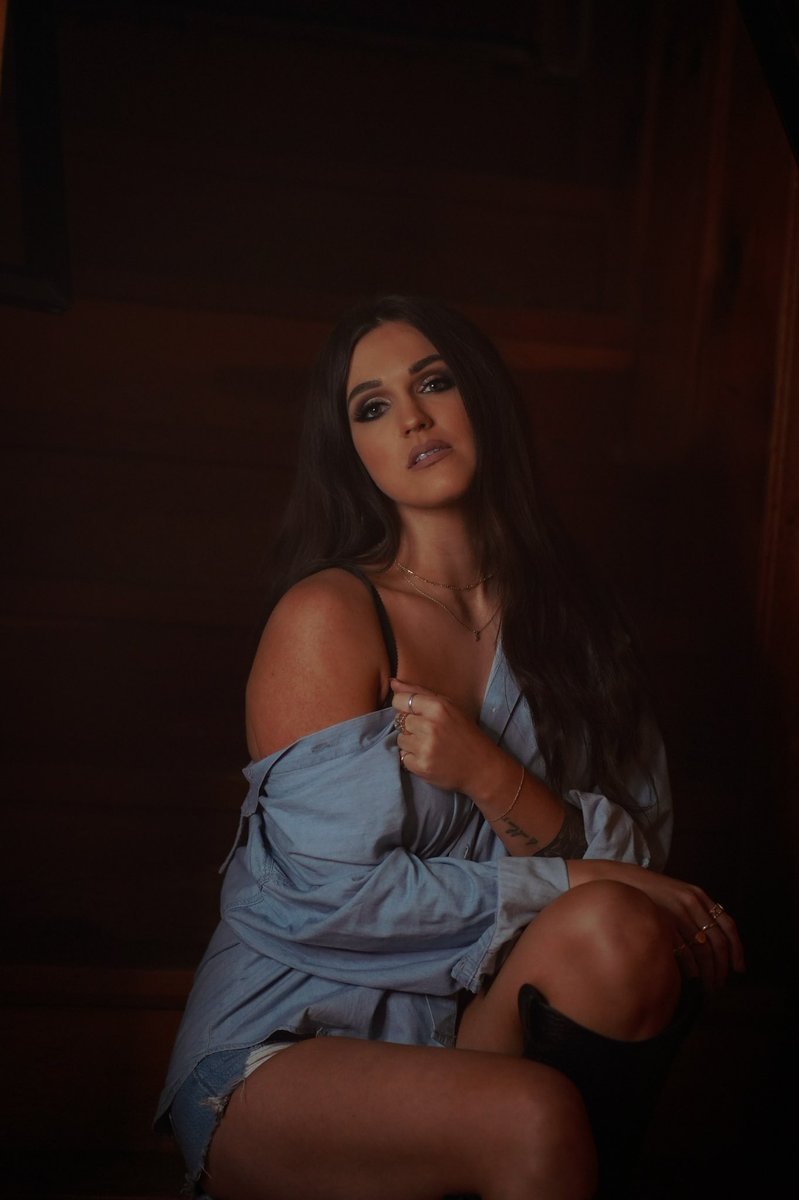 only 6 more days to pre-save my new single “Denim” through the link below! 👖💫🎶 

distrokid.com/hyperfollow/ju…