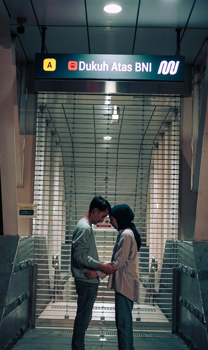Rhdtm_'s tweet photo. Prewedding hari ini jam karet . Yg harusnya mulai abis zduhur agar gaketemu malem , tp jd ketemu malem . Karna mulai bnr bnr jam 4 sore. Dan posisi malem udh bingung karna jalan udh dari jam 10 pagi nunggu tp gpp lah pengalaman. https://t.co/rAeccFqF8E