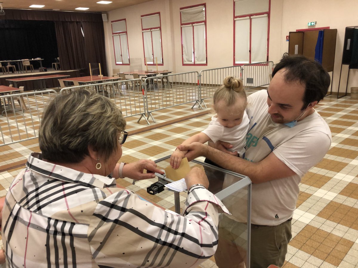 tvtergnier's tweet photo. À La Fère, le dépouillement pour le second tour des législatives a démarré. Ce dimanche, il y a eu 491 votants, soit sept de moins qu’au premier tour. #election02 https://t.co/OFcLDjCtYa