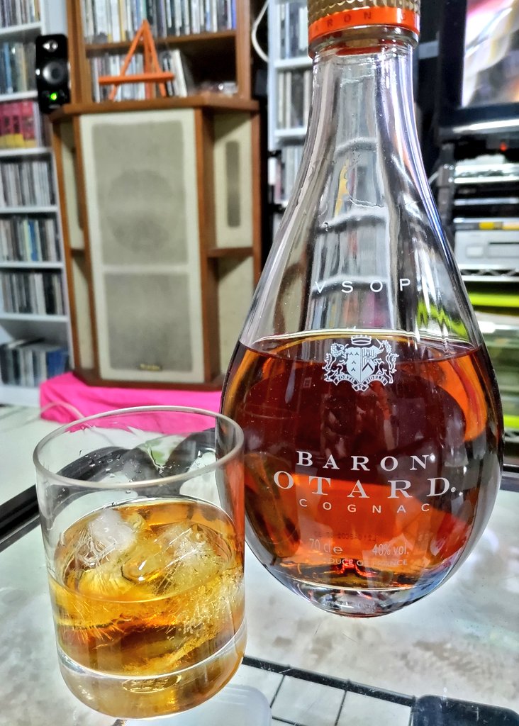 waKnDpBnuOda2tE's tweet photo. 今日もマイルスで。10年ぶりくらいのブランデー 開けたては旨かったのに2.3日後にはアルコール臭が気になる様な? #OTARD #ブランデー #MilesDavis #JAZZ #寝酒 https://t.co/F4SzrTbJ8i