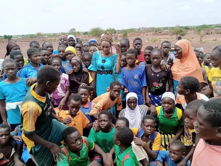 JeunePaix's tweet photo. Cette dame a fait 100% au Certificat d’Etude Primaire avec ses 44 élèves Déplacés Internes #PDI. La classe servait de dortoir et de salle de classe pour deux classes de CM1 et CM2.A l’image de cette dame, soyons des solutions pour nos #sociétés . https://t.co/ypzCHTm1rn