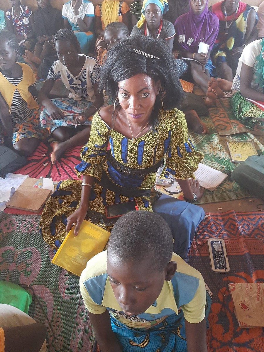 JeunePaix's tweet photo. Cette dame a fait 100% au Certificat d’Etude Primaire avec ses 44 élèves Déplacés Internes #PDI. La classe servait de dortoir et de salle de classe pour deux classes de CM1 et CM2.A l’image de cette dame, soyons des solutions pour nos #sociétés . https://t.co/ypzCHTm1rn