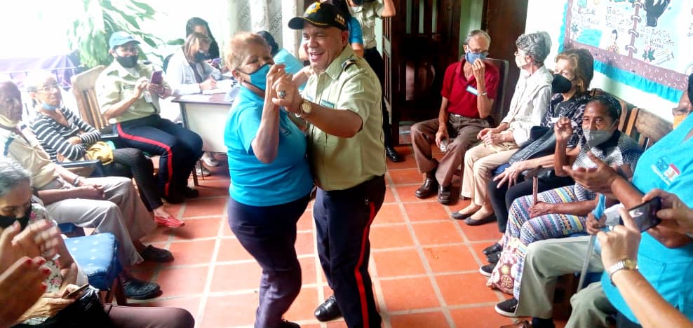 #19Jun <a href="/CMcy2020/">Ciudad MCY</a> || @POLICIADERIBAS llevó una sonrisa con amor a los adultos mayores #Aragua
bit.ly/3O9SgbC

<a href="/Soykarinacarpio/">Karina Carpio</a>
<a href="/GobiernoAragua_/">Gobierno Aragua</a>
<a href="/NicolasMaduro/">Nicolás Maduro</a>
<a href="/DulceyParadaM/">G/D Marlon Dulcey Parada</a>
#AraguaEsComunicación
 #DíaDelPadreEnVictoria