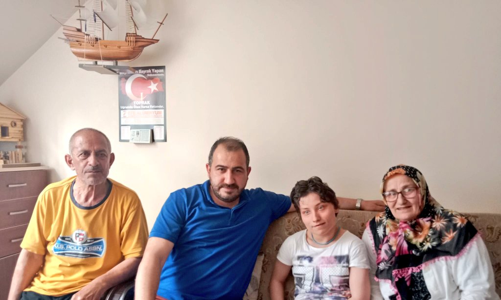 tbuygun1's tweet photo. 📍 ESENYURT 

İnönü Mahallesinde Büşra Şalcıoğlu Kardeşimizi ve Ailesini Ziyaret Ettik .

Büşra Kardeşimizin Hayali Cumhurbaşkanımız Sayın @RTErdogan ile Biraraya Gelmek .

@erkankandemir @osmannnurika @GiyaseddinGergn @ahmetkaan79 https://t.co/uQ0eahh1bR