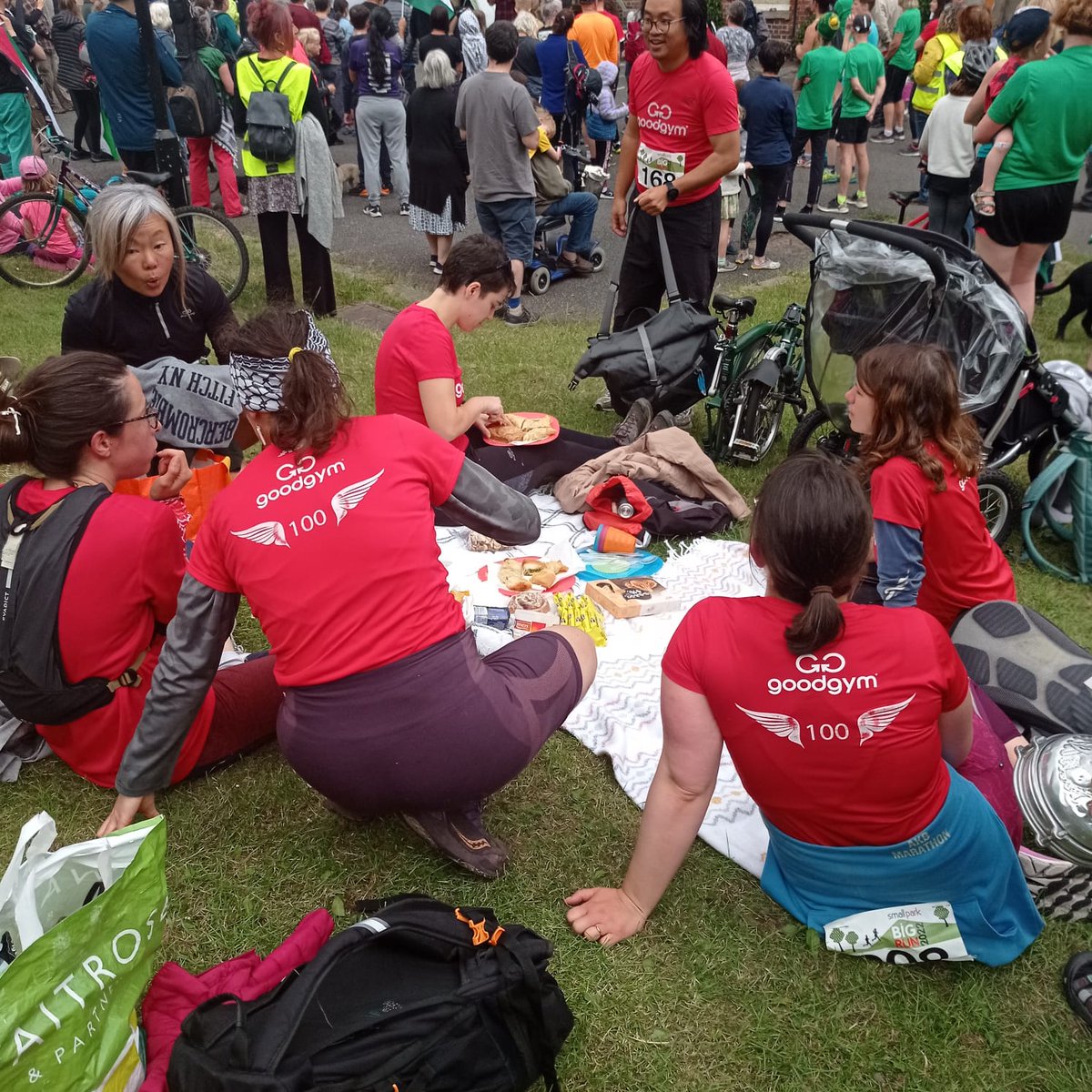 GGSheff's tweet photo. And here's our fantastic picnic by @meersbrookhall, celebrating a fantastic 358 laps from goodgym runners! 🥳🎉

Thank you, @smallparkBIGRUN, such a fantastic event! 

#GetFitDoGood #GoodGym #SPBR2022 #SmallParkBigRun https://t.co/HA8e5Htfdi