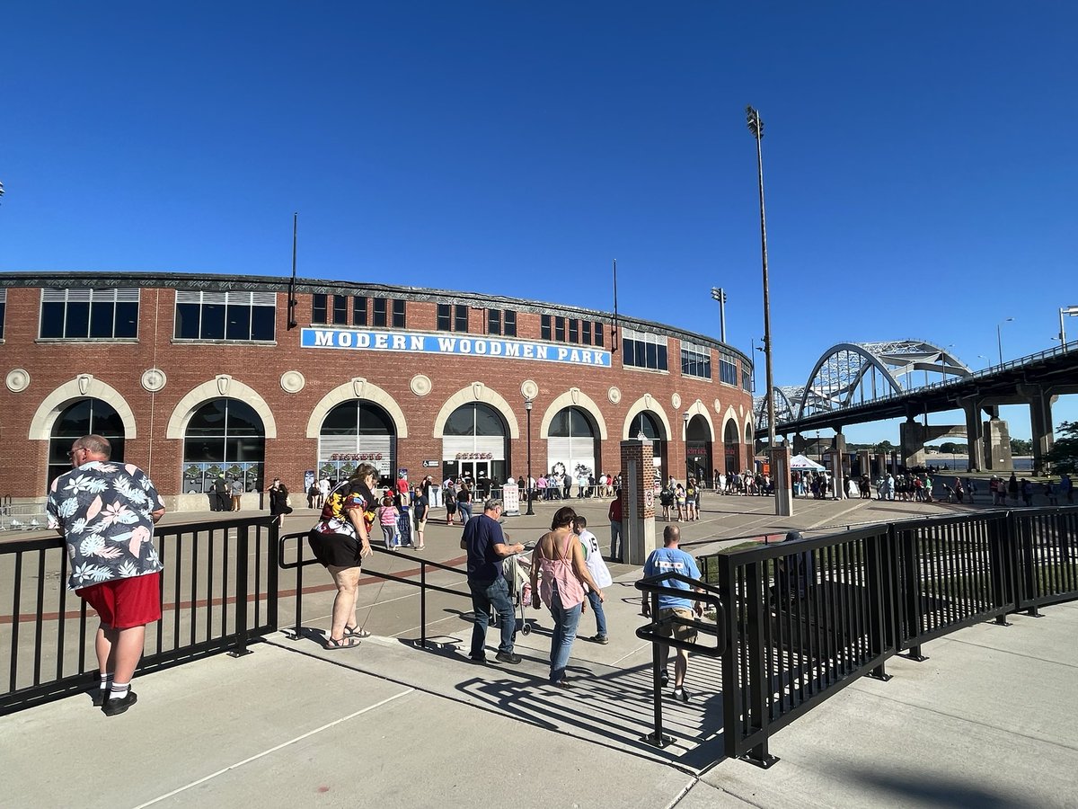 StadiumAaron's tweet photo. I went to Modern Woodmen Park yesterday, a baseball treasure. It is home of the Quad Cities River Bandits in Davenport, Iowa. They’re a KC Royals affiliate and are on the banks of the Mississippi River. Beautiful views and an amusement park built into it behind LF. Amazing! https://t.co/d0TFmQALib