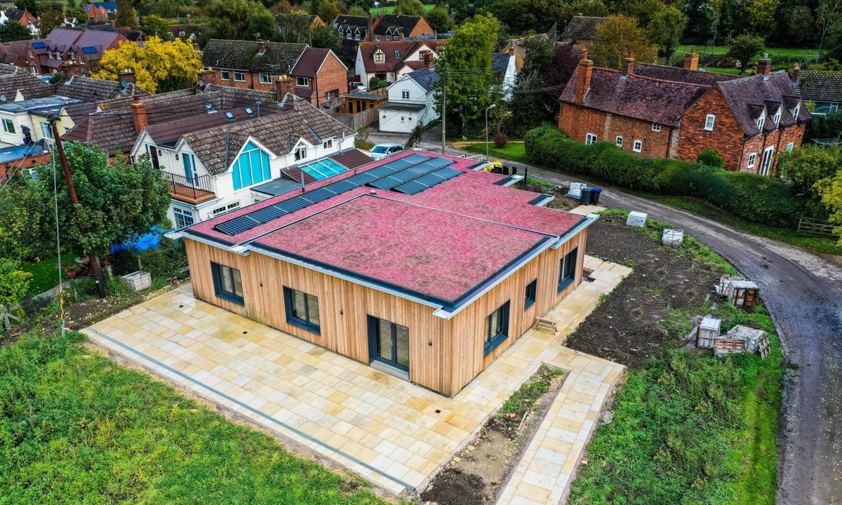 MarkSiddallRIBA's tweet photo. [NEWS] Larch Corner, winner at the 2021 #Passivhaus Awards, will take part in the #PHopendays

As featured in @MyHomebuilding 

To visit the house click the link below:
https://t.co/rBhp1gGo57 https://t.co/TANK07t35z