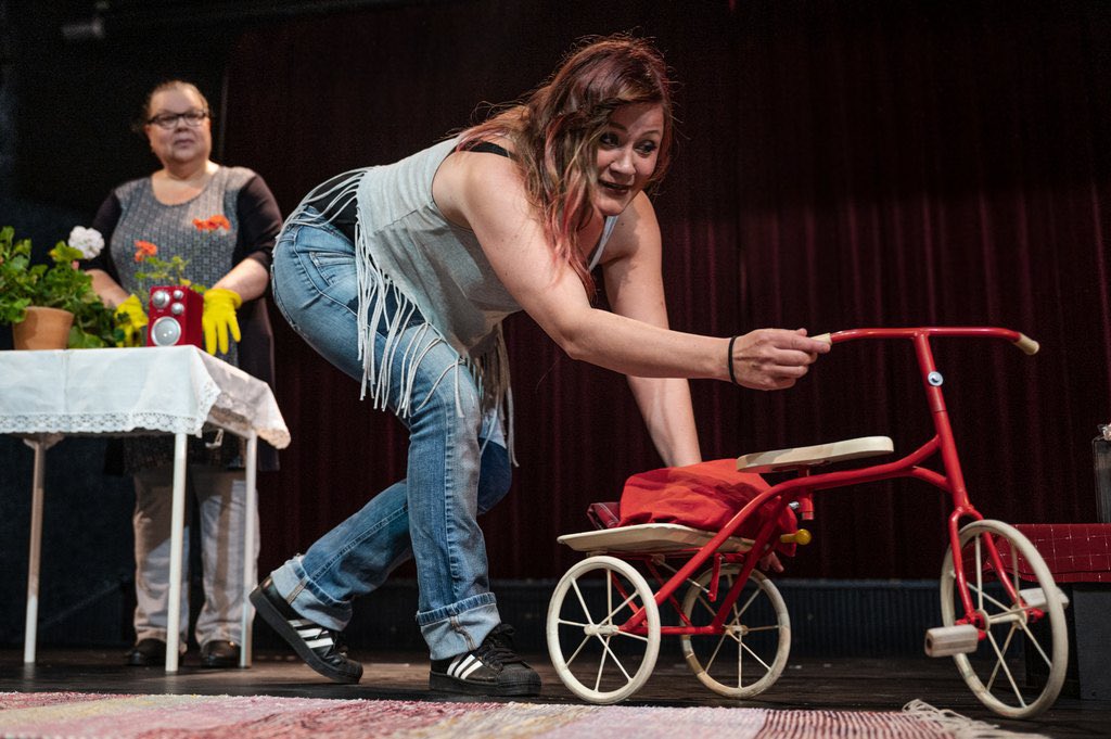 Lähes jokaisen ainutkertaisen kulttuuritapahtuman taustalta löytyy vapaaehtoisia toimihenkilöitä, joita ilman pyörät eivät lainkaan pyörisi. 

Tapio Nykänen tapasi Liisa Penttilän, Helena Tiuraniemen ja Leena Tiitisen. Kuuntele haastattelu linkin takaa!
karvalakkiooppera.fi/karvalakkioopp…