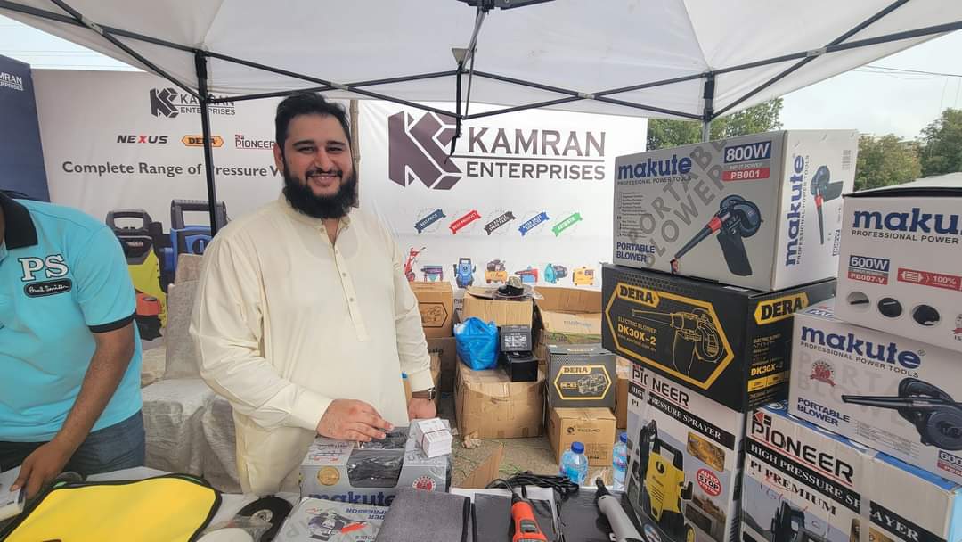 PakWheels's tweet photo. PakWheels is delighted to thank our proud sponsors and cast of "Carma: The Movie" for participating in the success of Karachi Car Mela 2022.
#PakWheels #KamranEnterprises #BankIslami #EcoDost #AsiaInsurance #DubaiBankIslamic #JubileeInsurance #FaisalBank #CarmaTheMovieCast https://t.co/XoB5xKPixu