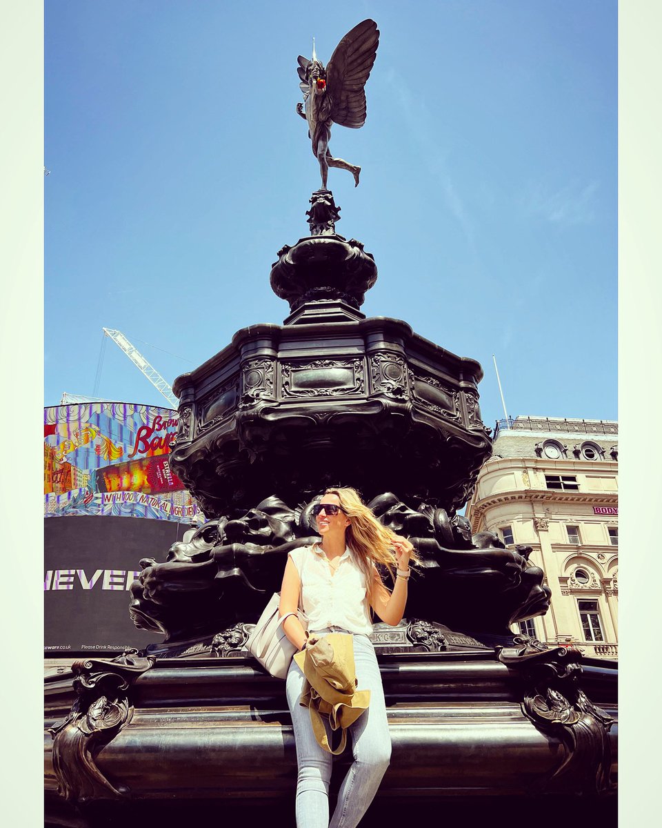 It’s a #Picadilly ‼️ It was built in 1819 to connect Regent Street with Piccadilly. #london #unitedkingdom #godsavethequeen 🇬🇧 I love this city to the moon and back!!! #RedLipsPorElMundo 💋💄 #RedLipsAlways #MyLifeAroudTheWorld 🌎 #LoveTravel ❤️ #TravelAddict 🗺📌 @crisainz