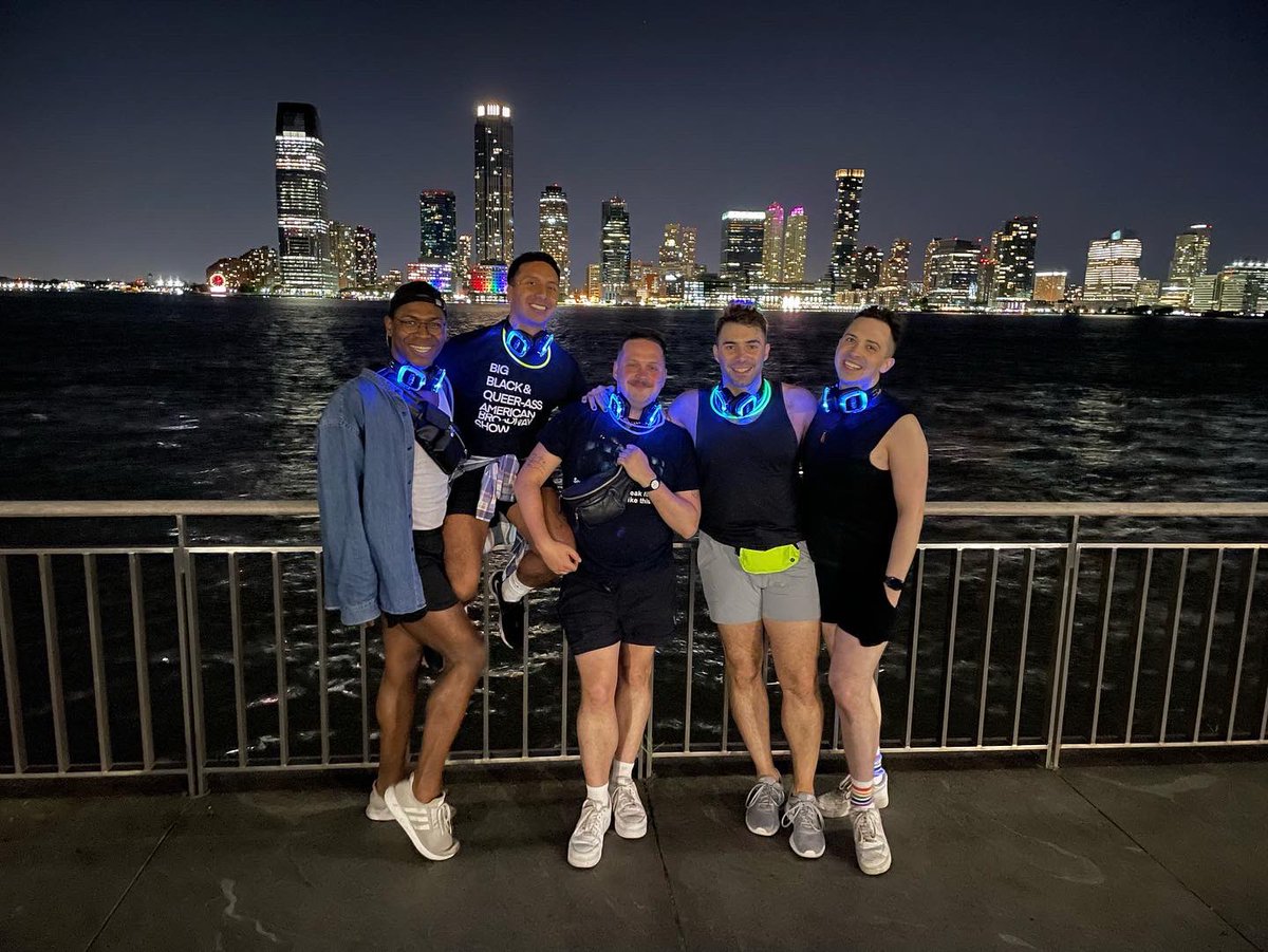 Gerdykinz's tweet photo. Another brilliant night floating under the stars! Thank you @WhatTheFloat! 💙🌈⭐️🌃 https://t.co/XhOyXWmfCx