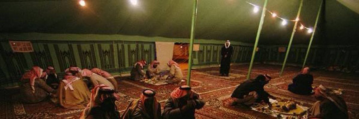 10_4I's tweet photo. "خمسين عامٍ واقفٍ بالمضيفي/ملت قدور الطبخ و أبوي ما ملّ.." https://t.co/IW70dIu6YT