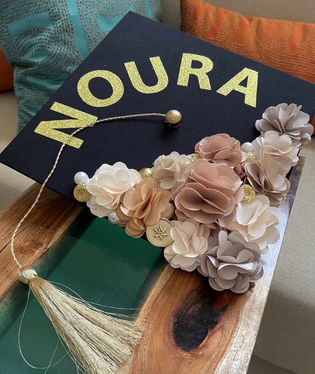 Noraalt5's tweet photo. الحمدالله الذي ماتم جُهد 
ولا ختم سعي الا بفضله
وماتخطّى العبدُ من عقبات وصعُوبات 
الا بتوفيقه ومعُونته 
فلك المحامدُ كلّها والحمدلله على التّمام 💓
رسميًا انا تخرجت من قسم جرافيكس ووسائط متعددة بمرتبة شرف ثانية ♥️ 👩🏻‍🎓@Friendsmediaa https://t.co/69VD6YzlU7