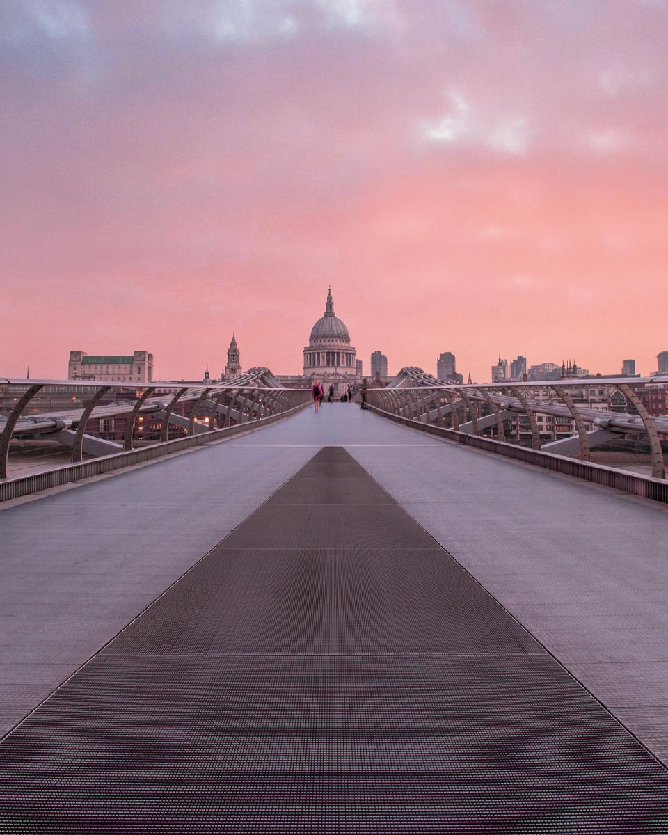 visitlondon's tweet photo. Okay Mother Nature, you win😍😍 #LetsDoLondon #VisitLondon [📸 @rachfullerphotos] https://t.co/t6t8VAfrua https://t.co/oZTQZjBn3W