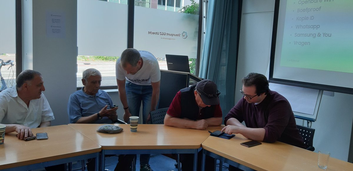 Hasankaplan093's tweet photo. @NetwerkNOOM 10 migranten ouderen hebben deel genomen  aan de workshop presentatie van de Samsung vrijwilligers, die moeite hebben met e-mail,  installeren,  wachtwoord vergeten etc etc. Het was leerzaam geweest. https://t.co/6oXDFXabCV