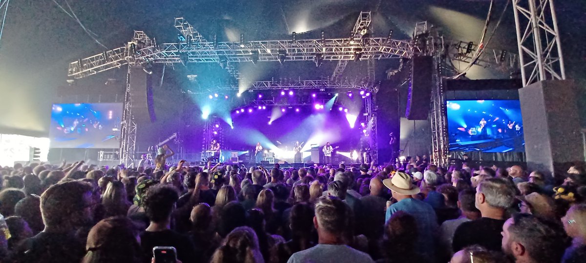 When the whole #IsleofWight population tries to fit into the @IsleOfWightFest Big Top! Huge support for the brilliant @wetlegband #IOW2022 #iowfestival