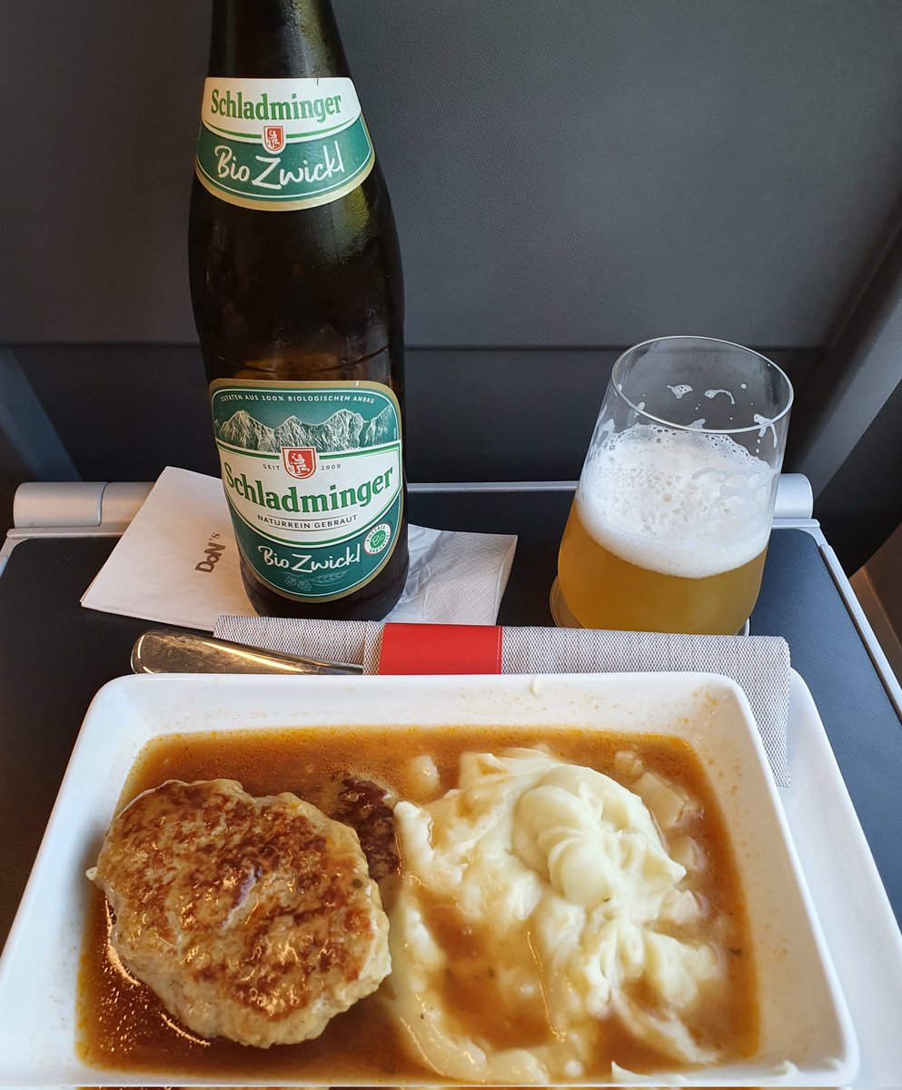Der_Schwab's tweet photo. Nach ein paar Tagen mit Pizza, Pasta &amp; Risotto in Triest gibt es jetzt Kalbsbutterschnitzel und ein Schladminger Bio Zwickl im #RJ130 nach Wien @unsereOEBB @_DiningCar https://t.co/6eGMun0tFX