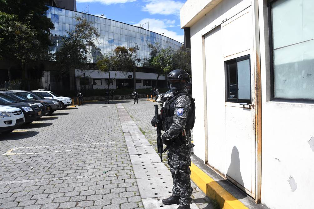 eluniversocom's tweet photo. Paro nacional: Fiscalía allana instalaciones de la Casa de la Cultura en Quito por denuncia de presunto almacenamiento de armas ► https://t.co/DbHYdjurRp https://t.co/4VnmTiTGed