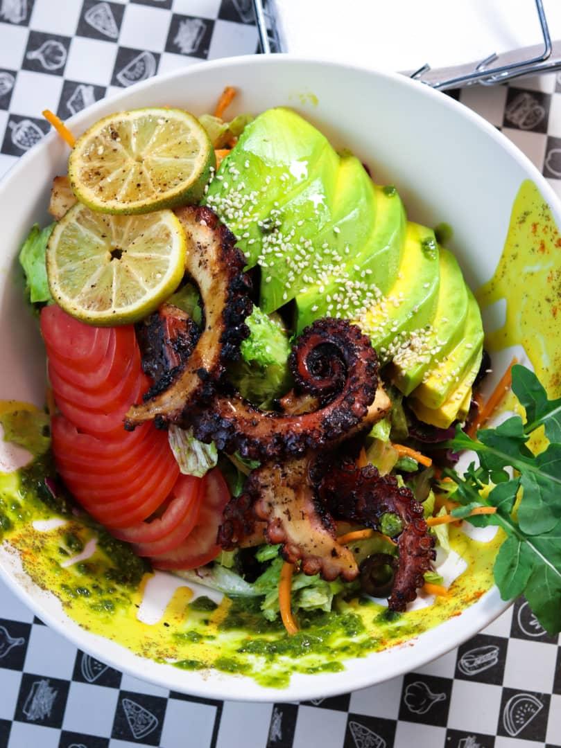 Te quieres comer algo rico en el dia del padre. Ensalada costeña: 
Mix de lechuga, tiras de zanahoria, aceitunas negras, Ceviche mixto , pulpo grillado, laminas de tomate y aguacate, ajonjolí y aderezadas con leche de tigra. En <a href="/caferacerbar_ve/">Café Racer Bar VE</a>